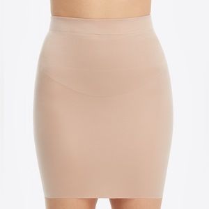 BNWT SPANX SmartGrip Half Slips - M